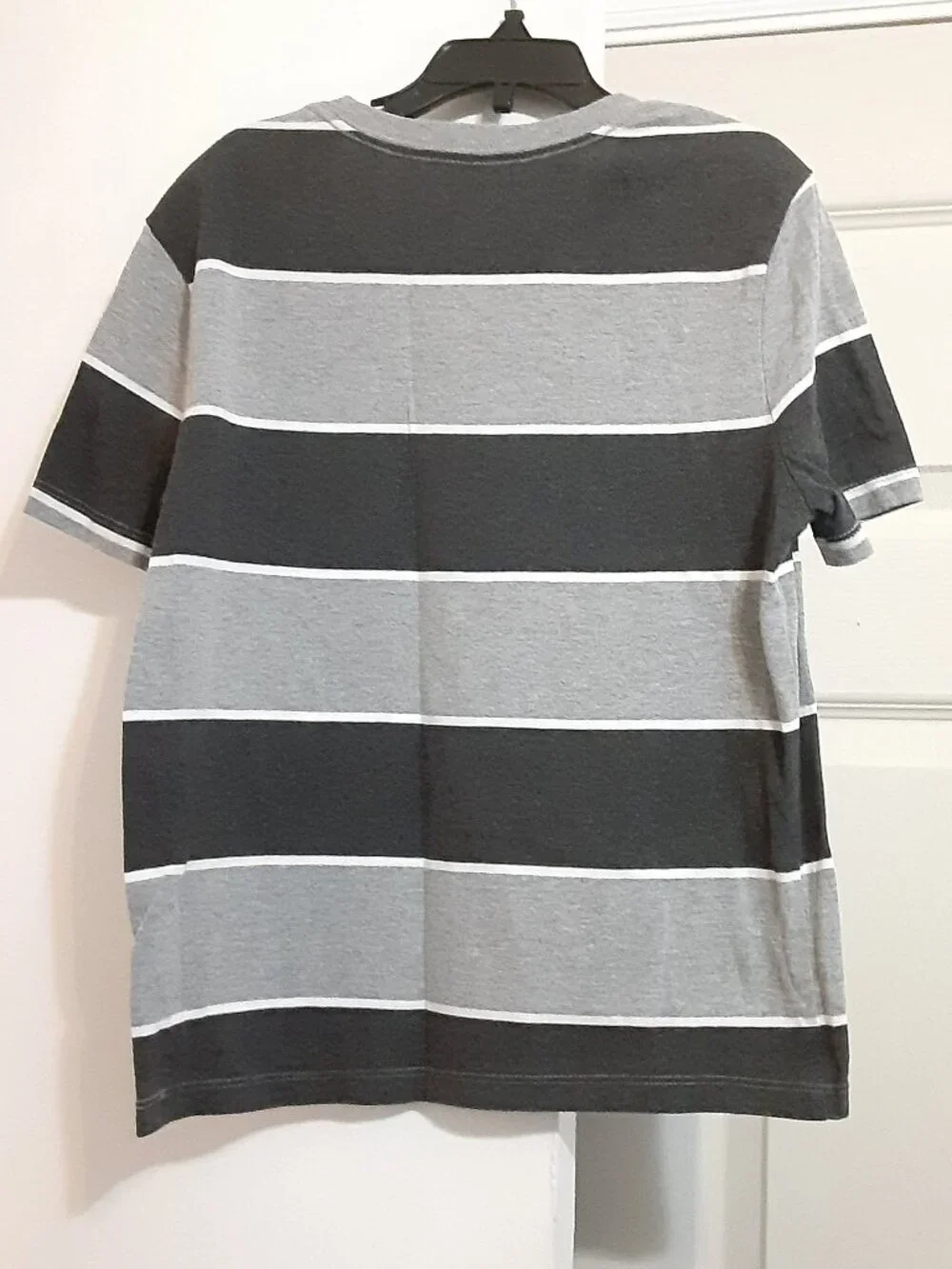 Old Navy Boys Size M(8) Grey & White Stripe Short Sleeve T-Shirt